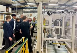 Im Rahmen des Award-Programms erkundeten Schüler der Wixams Academy die Fertigungsstätte von Endoline und lernten, wie die Ingenieure des Unternehmens maßgeschneiderte Verpackungsautomatisierungssysteme für Kunden auf der ganzen Welt entwerfen und bauen.
